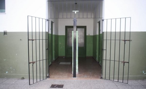 Llego temprano a votar y después lo descubrieron masturbándose en el baño de la escuela | Información General