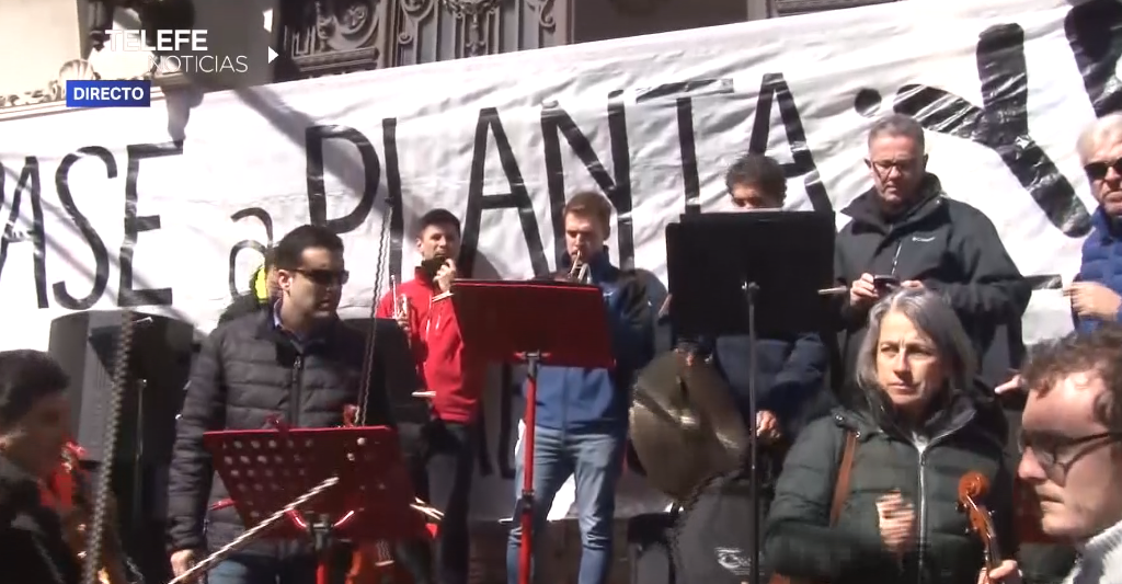 Música sinfónica en la protesta de los trabajadores del Ministerio de Innovación y Cultura | Información General