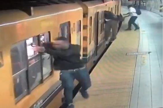 Asi actúan los "descuidistas": triple robo y en simultáneo en una estación de subte | Información General