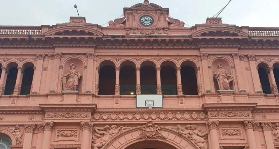 La Casa Rosada amaneció con un aro de básquet en la fachada en honor a la Selección argentina | Deportes