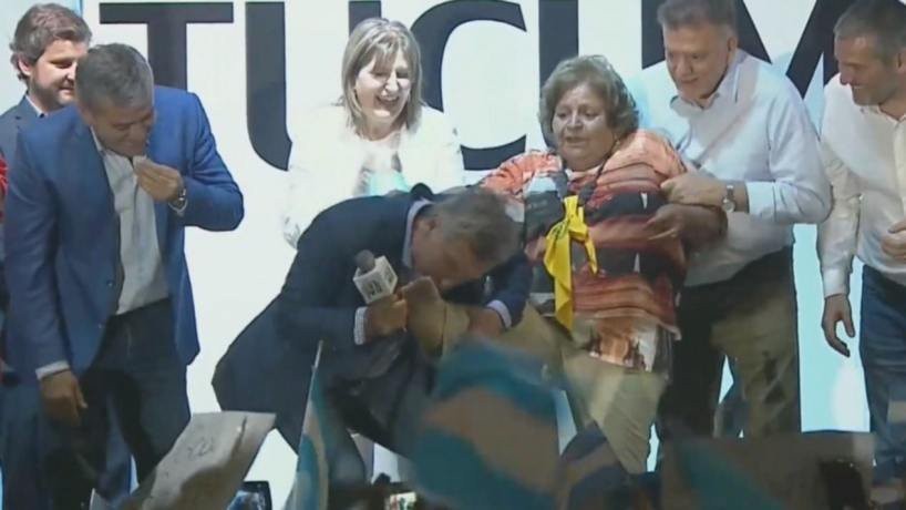 Macri encontró a su "Cenicienta" en Tucumán y le cantó el feliz cumpleaños | Información General