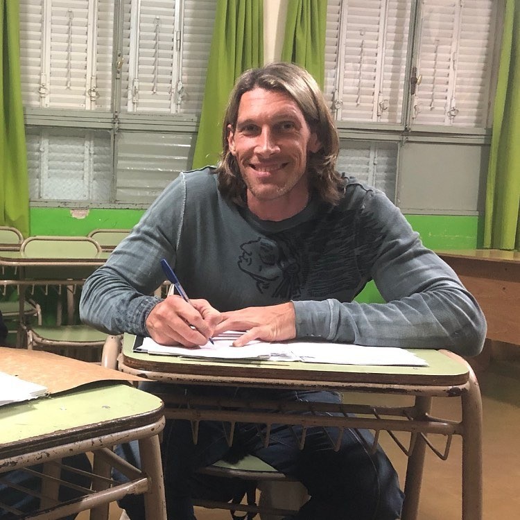 Un campeón olímpico volvió al colegio para cumplir la promesa que le hizo a su mamá | Deportes