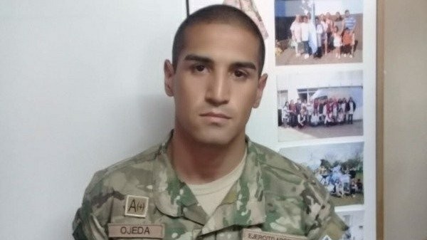 Detuvieron a un hombre que se hizo pasar por soldado en una escuela de Escobar | Información General