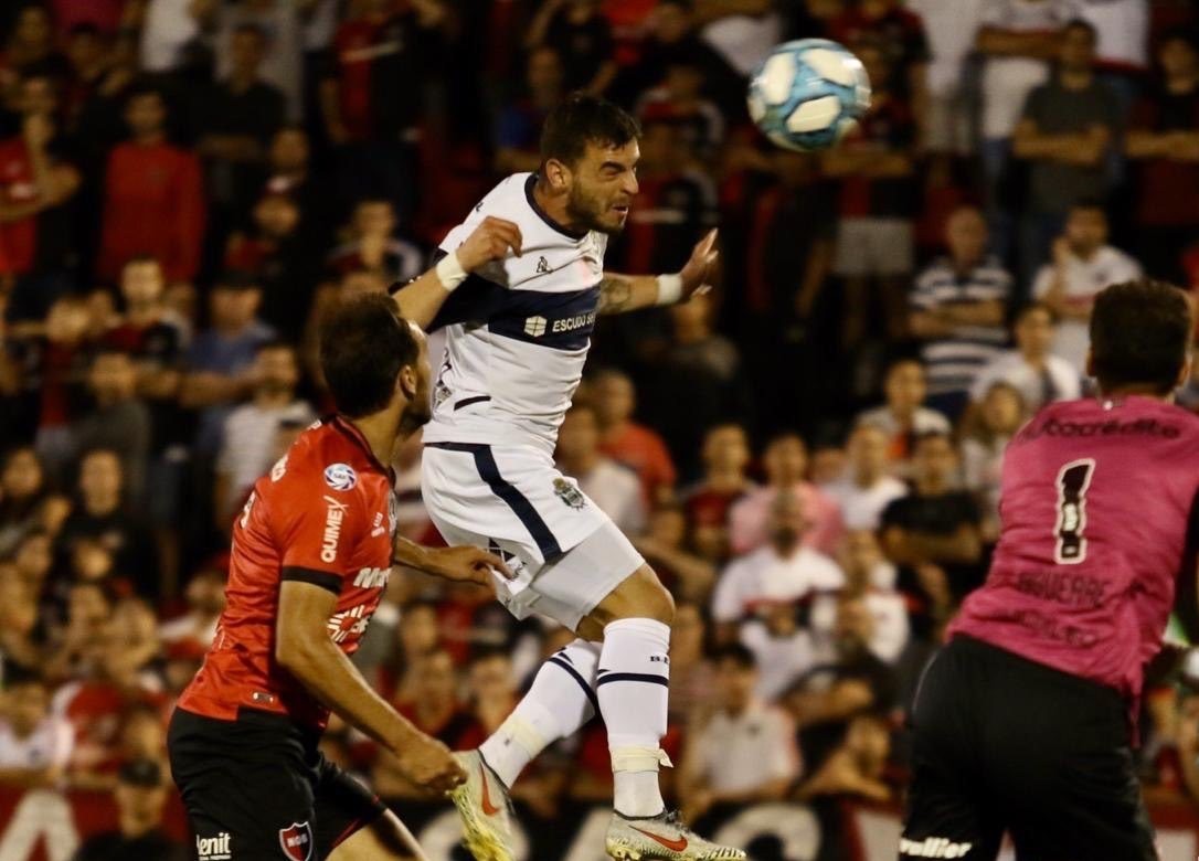 En el regreso de Diego al Parque, Gimnasia goleó a Newell's por 4 a 0 | Deportes