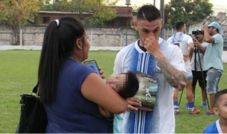 Cubrió un partido de fútbol con su bebé en brazos y se volvió viral | Deportes