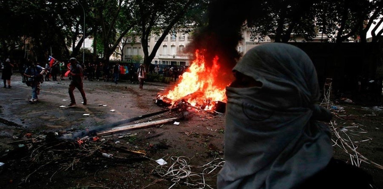 Manifestantes atacaron la a residencia del embajador argentino en Chile | Información General