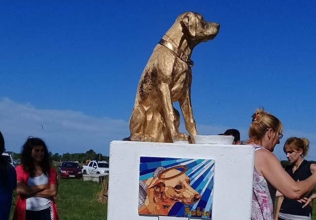 Inauguraron una estatua para "Rubio", el perro brutalmente asesinado en Mar del Tuyú | Información General