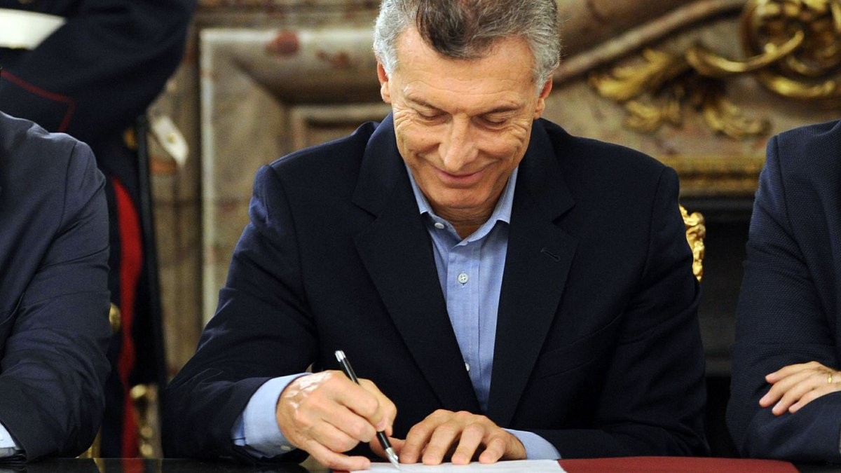 Macri garantiza por decreto la estabilidad de empleados jerárquicos estatales | Información General