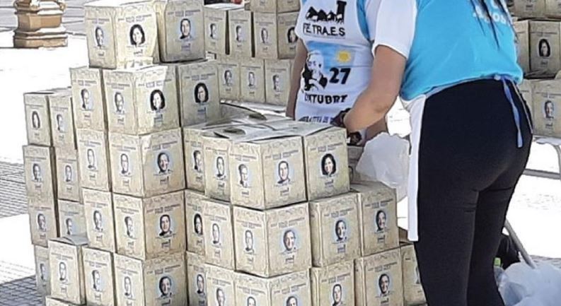 El pan dulce "peronista” cuesta 200 pesos en las afueras del Congreso | Información General