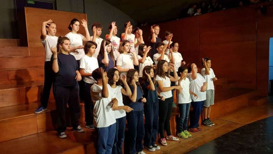 Egresaron los primeros alumnos de primaria con formación en Lengua de Señas del país | Información General