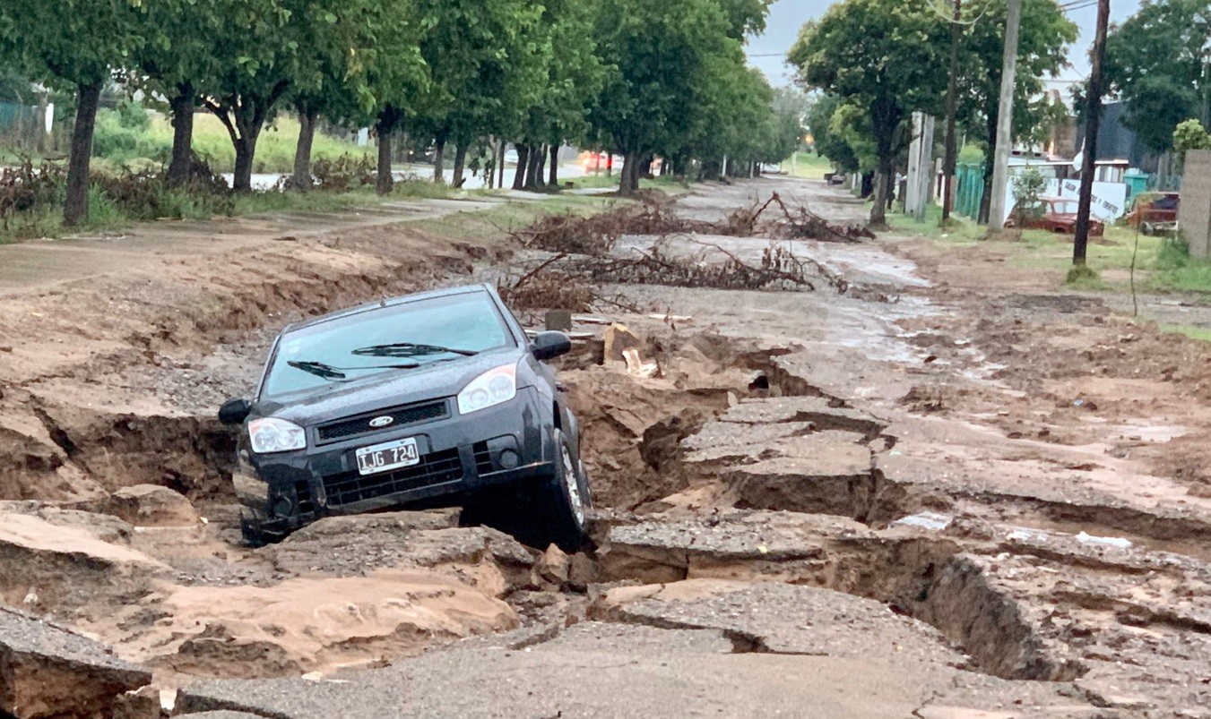 Temporal en Córdoba: se abrió un cráter en el asfalto mientras circulaba una familia en auto | Información General