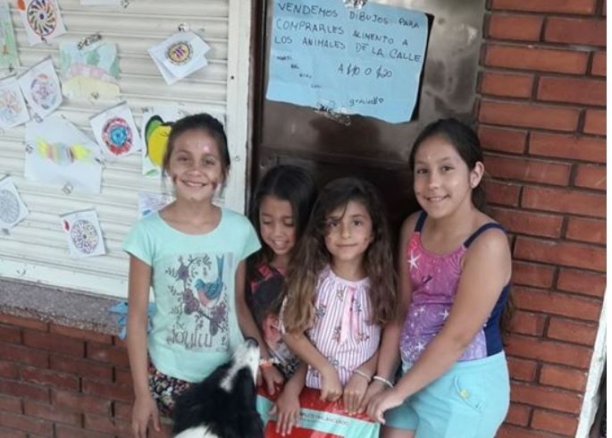 Venden dibujos para poder comprar alimento para perros callejeros | Tecnología