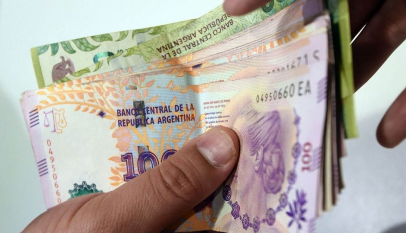 Oficializan el aumento salarial de 4.000 pesos para estatales nacionales | Información General