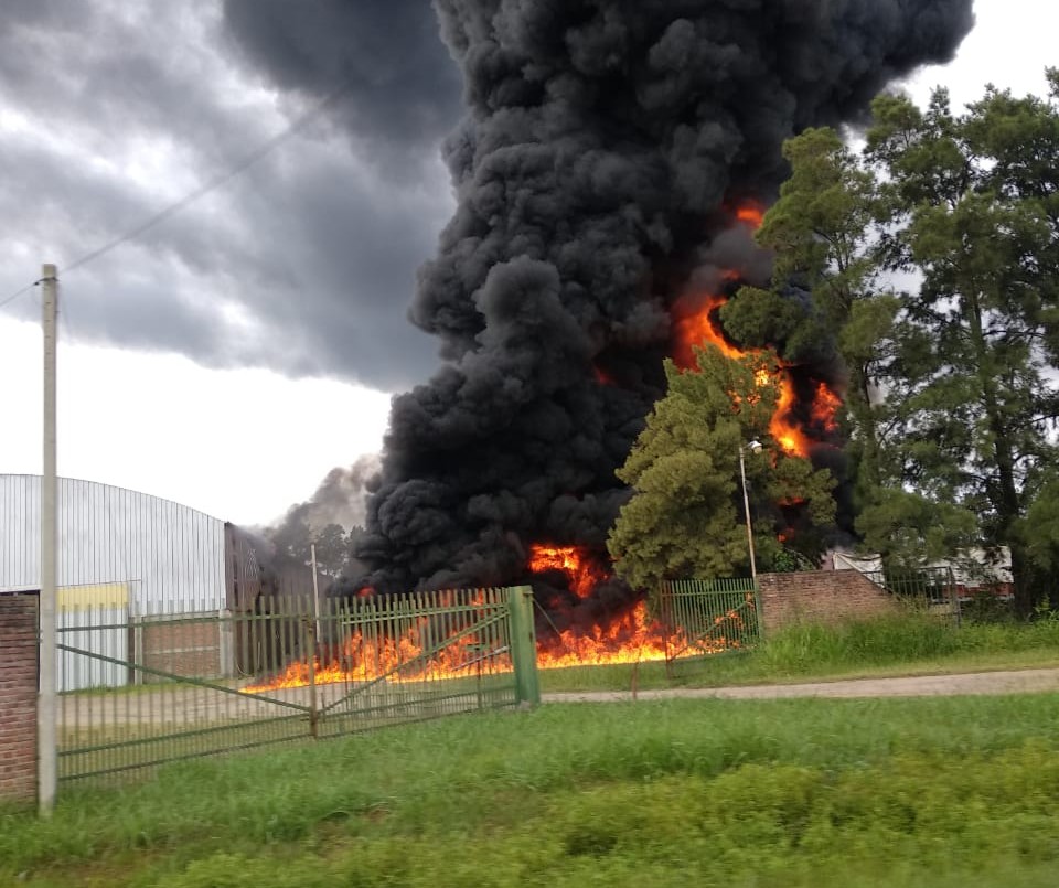 Explosión e incendio en un galpón en Recreo Sur: una persona fallecida | Información General