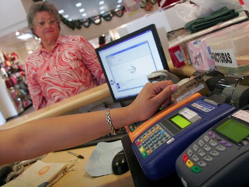Reintegrarán el 15% en compras con débito a jubilados y beneficiarios de la AUH | Información General