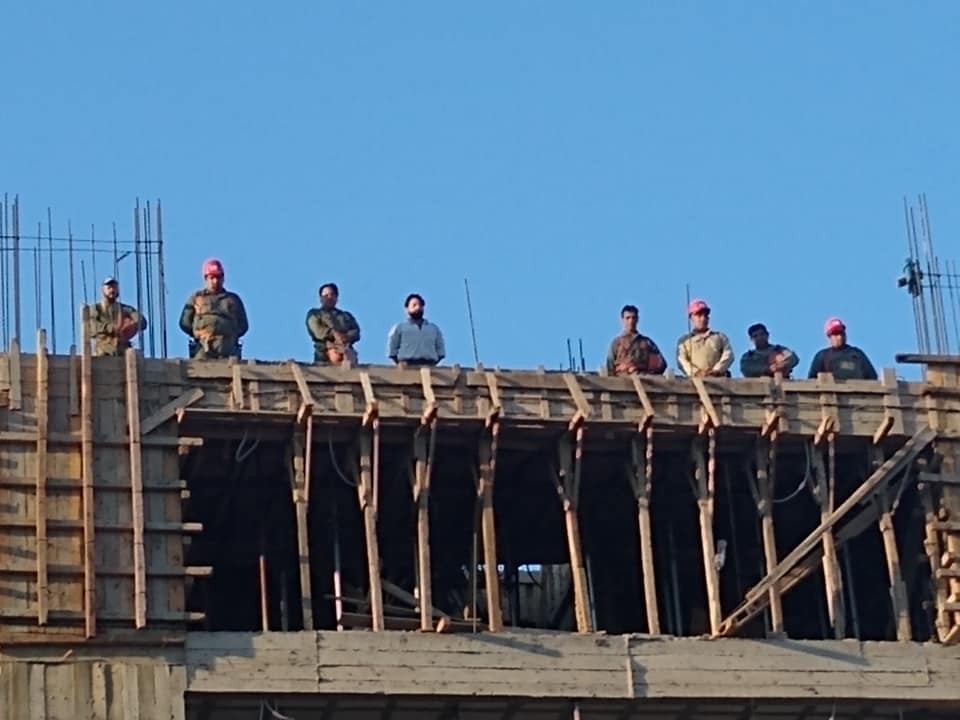 Un grupo de albañiles paró el trabajo para cantar Aurora junto a los chicos de una escuela | Tecnología