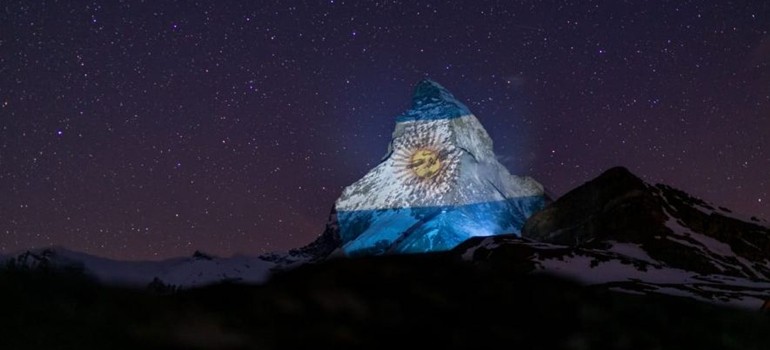 La Bandera argentina fue proyectada en los alpes suizos, en “señal de esperanza y solidaridad” | Información General