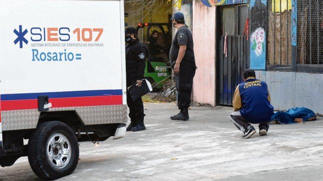 Asesinaron de un balazo en el pecho a un joven que tomaba una gaseosa en la calle | Información General