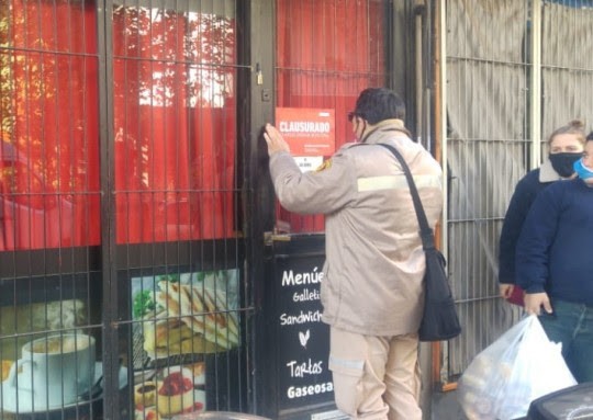 Clausuran un bar del microcentro en el que había 10 personas comiendo | Información General
