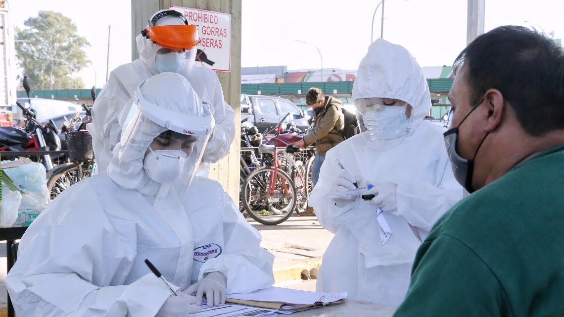 Realizan testeos a personas con síntomas leves en los mercados de Rosario | Información General