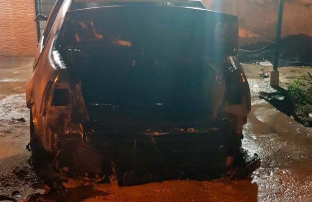 Tras incendiar su auto, acribillan a balazos a un hombre en la puerta de su casa | Información General