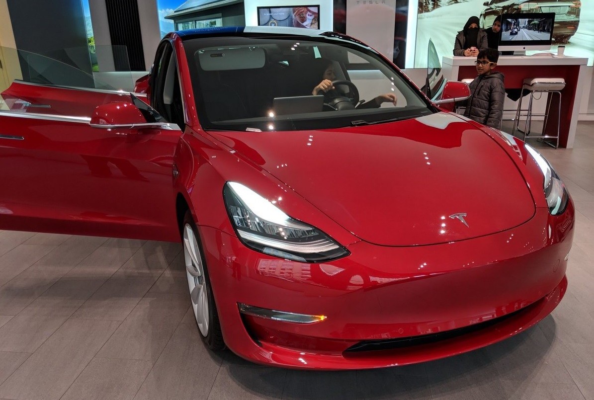 Un hombre compró por error 28 autos Tesla en un sitio de Internet | Tecnología