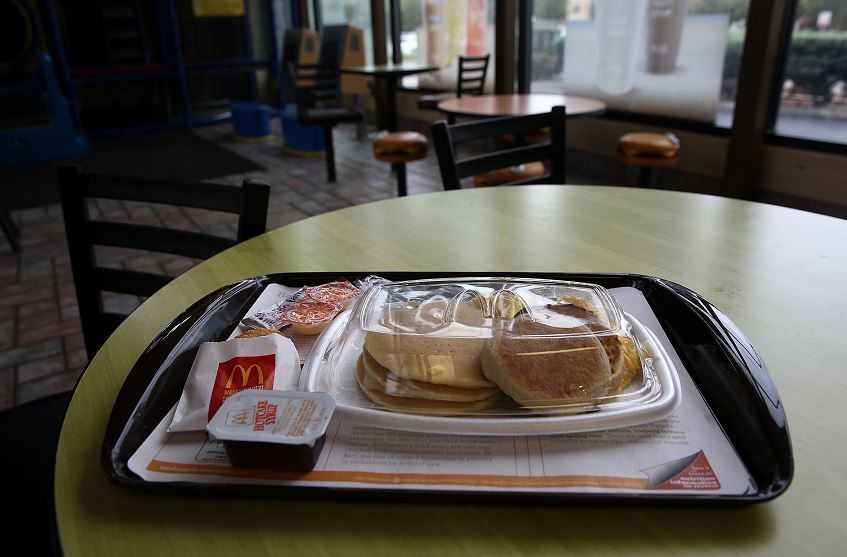 Agredió a un empleado de una casa de comidas porque le pidió que use tapabocas en el local | Tecnología