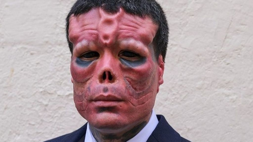 El hombre que se gastó 30.000 dólares para lucir como Red Skull, el villano de Marvel | Tecnología