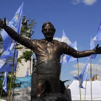Instalan estatua en el CCK y realizan caravana al cumplirse 10 años de la muerte de Néstor Kirchner | Información General