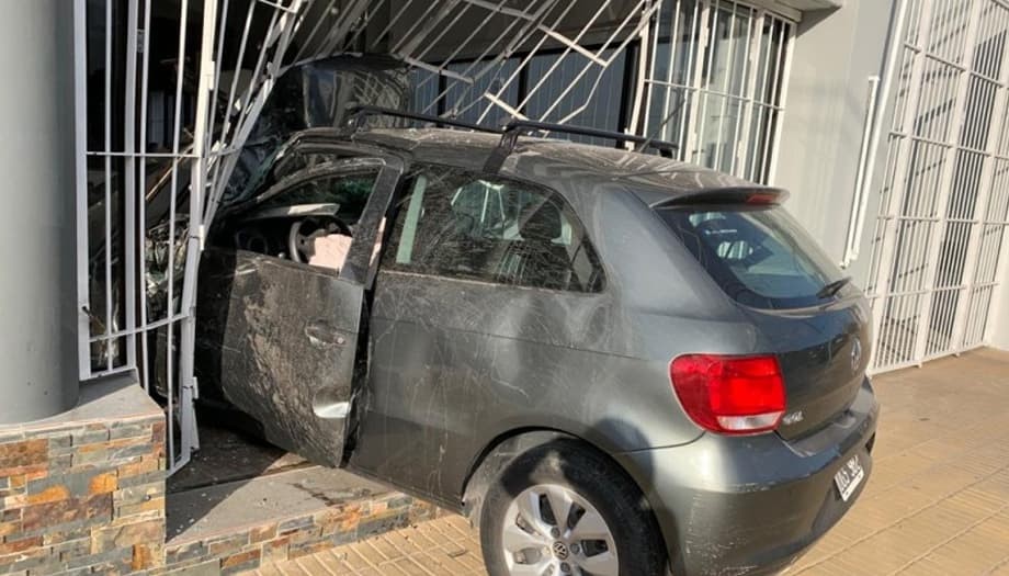 Rápidos y Furiosos versión criolla: corría picadas y terminó con el auto incrustado en un local | Información General