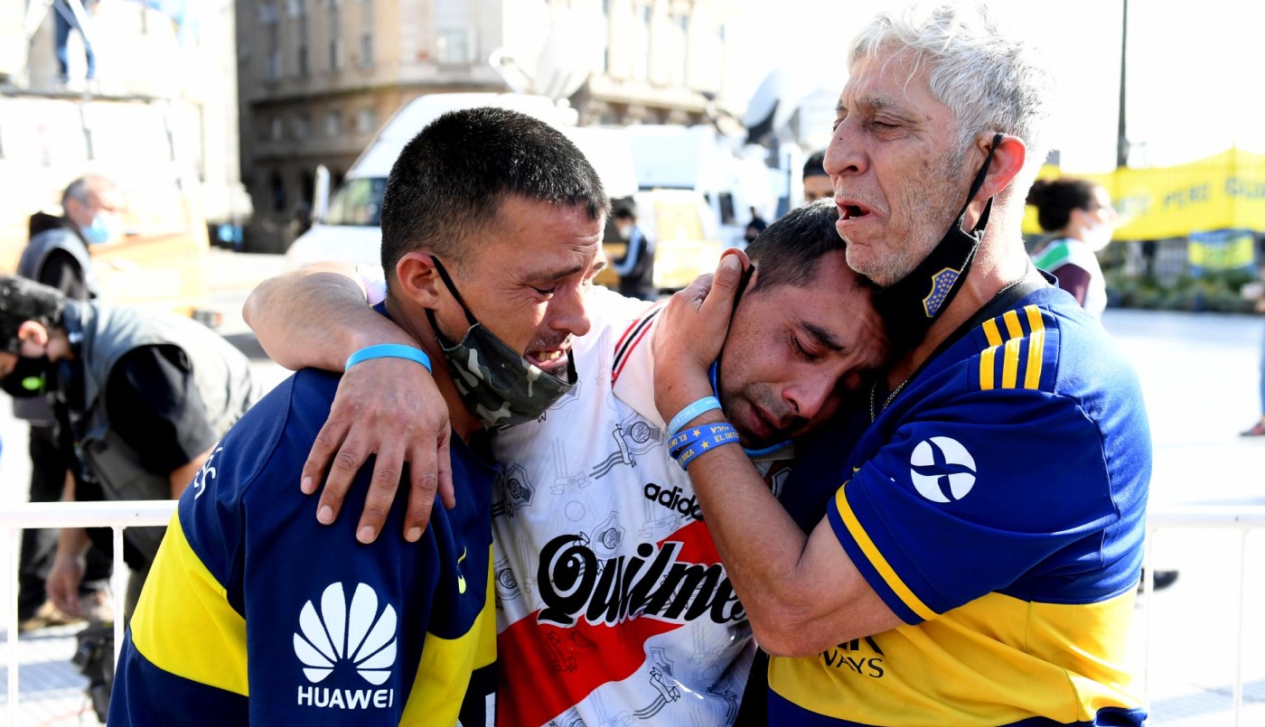 El abrazo entre hinchas de River y Boca en el velorio de Diego Armando Maradona | Deportes