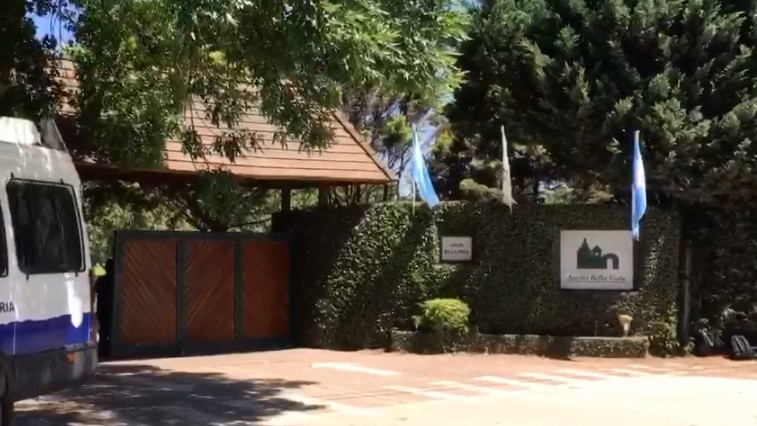 Unos 200 policías custodian el acceso al cementerio donde descansan los restos de Diego Maradona | Información General