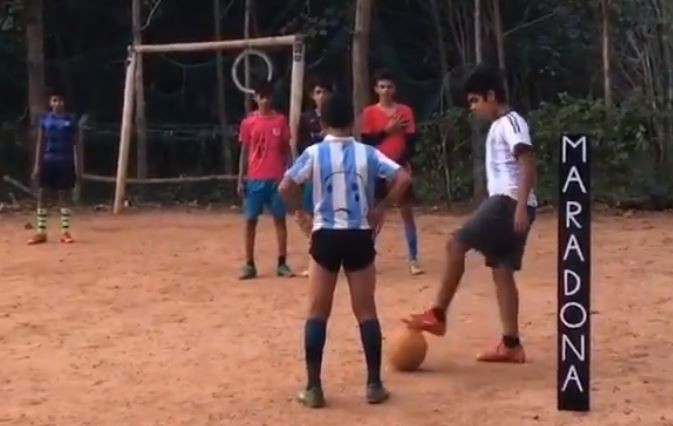 Homenaje desde la India: nenes recrean el gol imposible a Juventus | Deportes