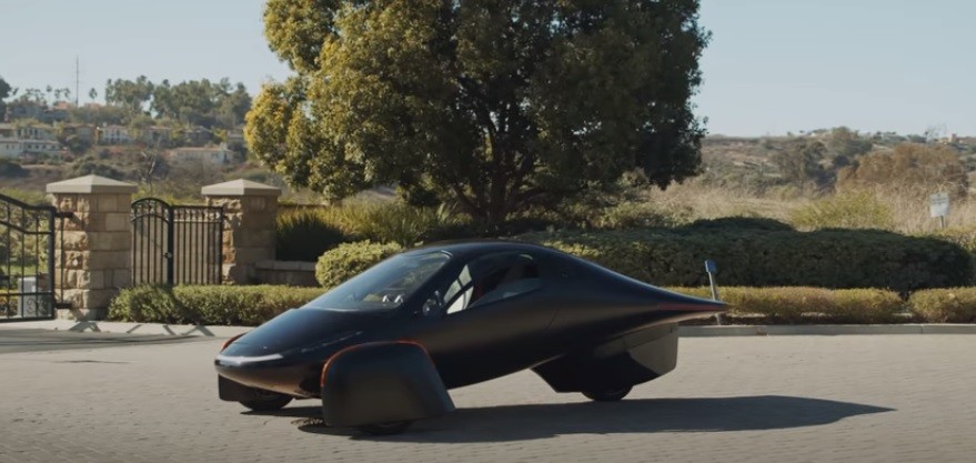 Ya se puede reservar por US$100: un auto eléctrico con tres ruedas que no necesita enchufarse | Tecnología