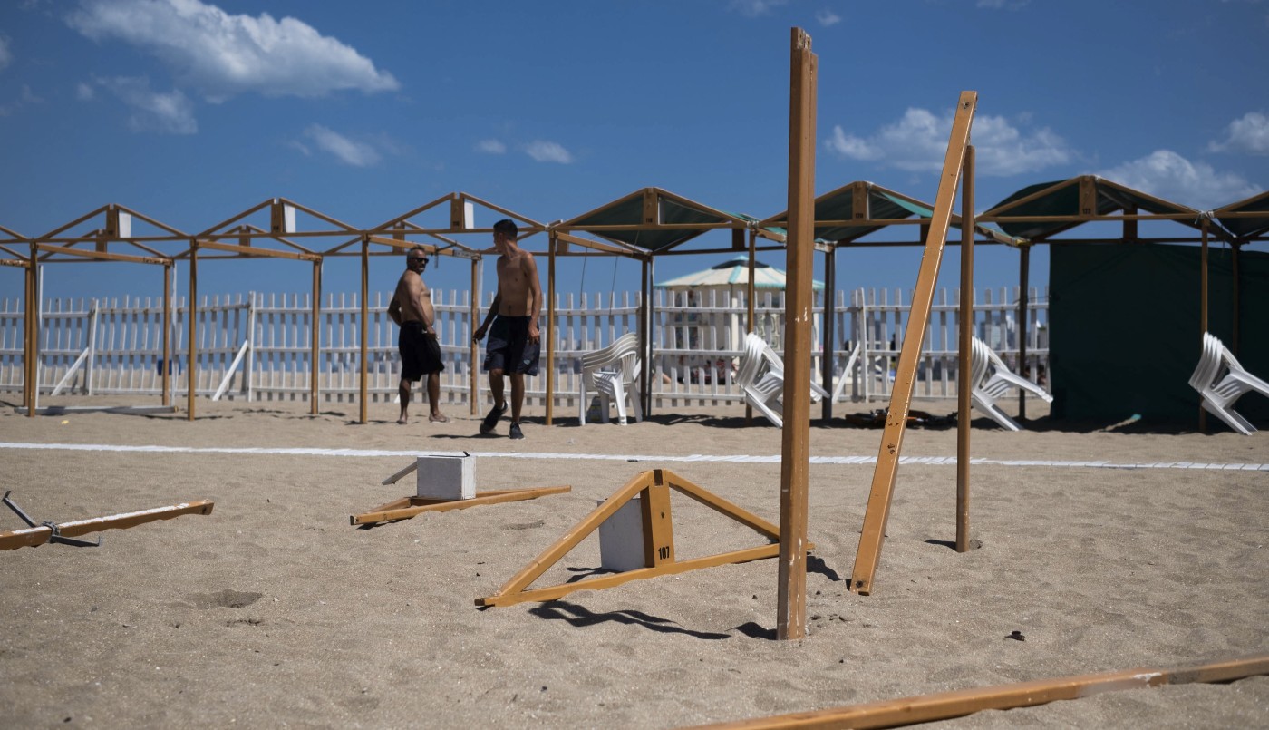 Desarman cientos de carpas en Mar del Plata para ampliar las playas públicas | Información General