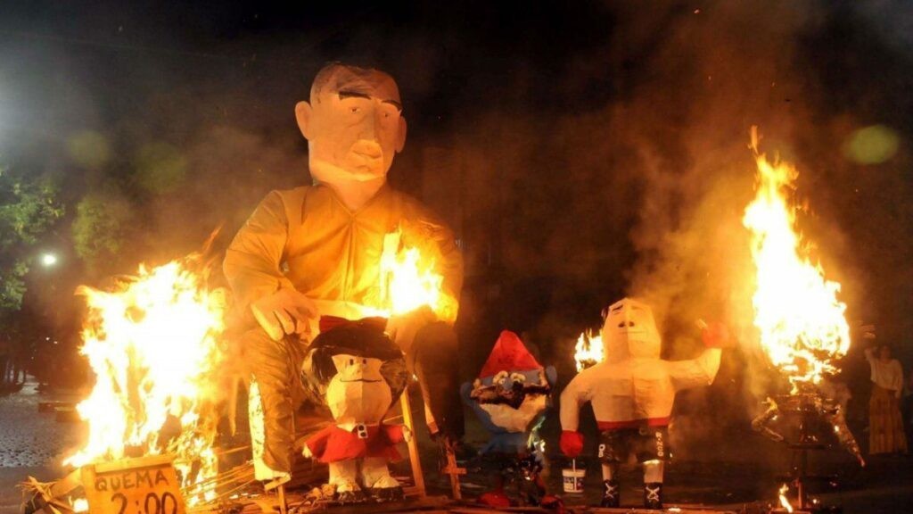 La historia de los muñecos gigantes que arden para recibir el año nuevo | Información General