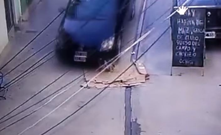 Video: le pasa por encima con el auto a un perro recostado en la calle | Información General