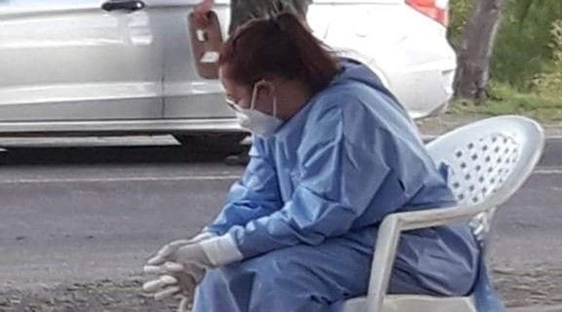 Foto: el cansancio de una enfermera después de realizar 200 hisopados en 8 horas | Tecnología