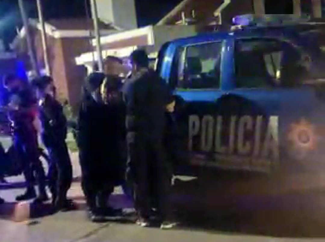 Borracho golpeó y destrozó autos: tuvieron que detenerlo entre varios policías | Información General