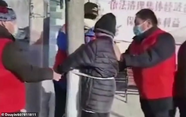 Video: ataron a un anciano a un árbol como castigo por violar la cuarentena | Tecnología