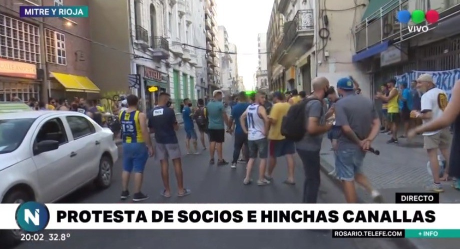 Reclamo de hinchas de Central en la sede de Mitre al 800 | Información General