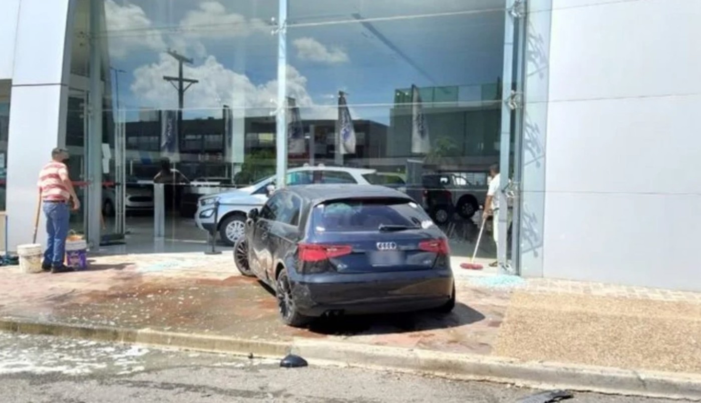 El arquero de Lanús Lucas Acosta chocó con su Audi y se metió en una concesionaria de autos | Deportes
