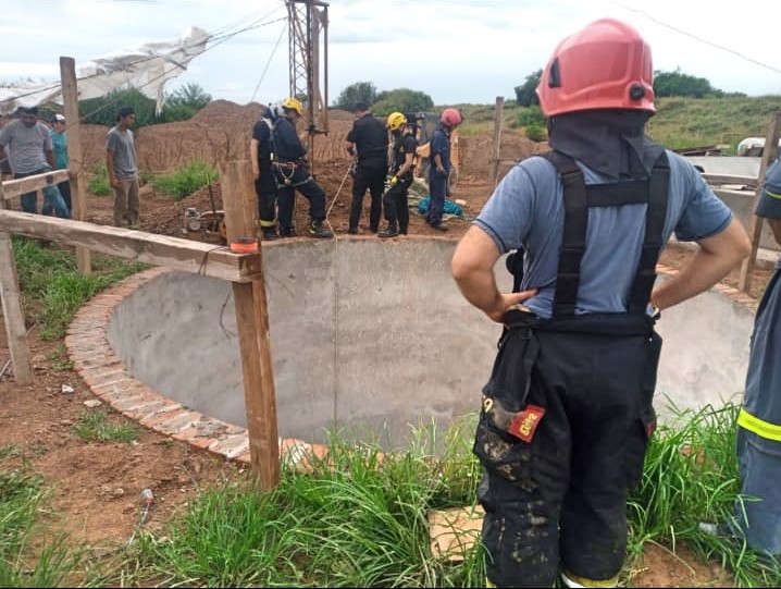 Rescatan a un hombre que cayó en una fosa de silos | Información General