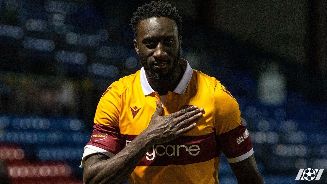 Un futbolista ugandés rompe el récord de Cristiano Ronaldo al saltar 75 centímetros | Deportes