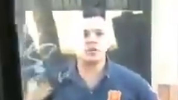 Video: un bombero destrozó un colectivo con un fierro tras un choque | Información General
