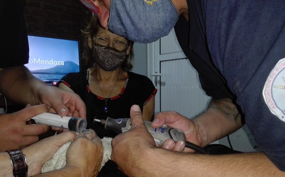 SOS: Bomberos voluntarios asistieron a una señora con un insólito problema | Información General