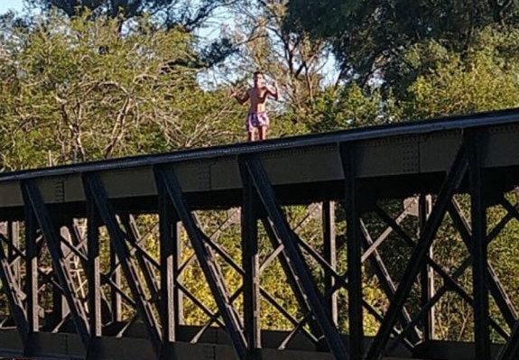 Transmitió en vivo por redes sociales mientras amagaba a tirarse desde un puente | Información General