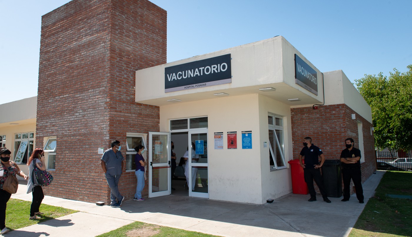 Eduardo Duhalde y Daniel Scioli, entre los vacunados vip en el Hospital Posadas | Información General