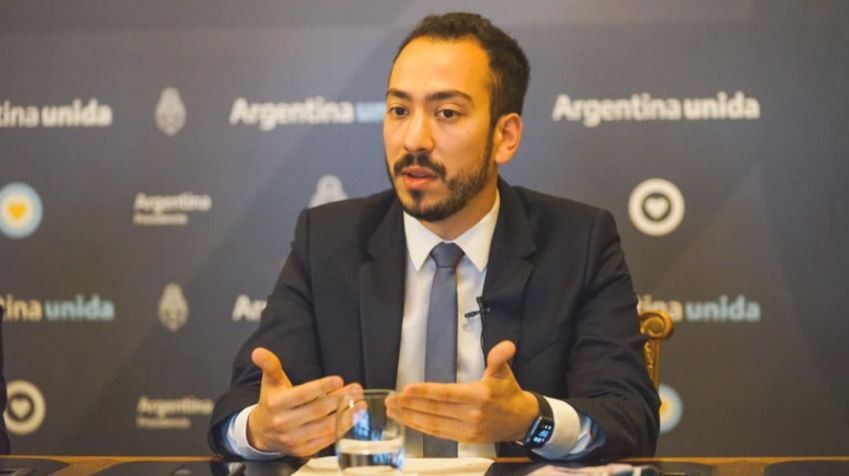 El fotógrafo del Presidente, de 34 años, y el encargado de audiencias, de 27, también recibieron la vacuna | Información General