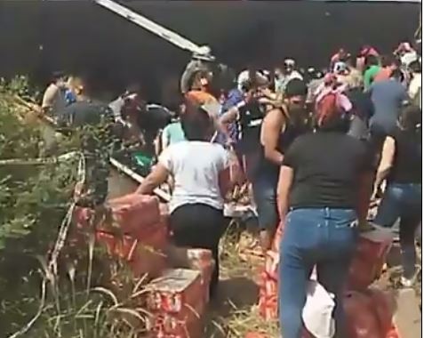 VIDEO: volcó un camión con latas de cerveza y lo saquearon | Información General